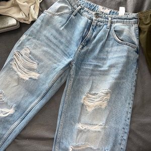 Baggy ripped jeans